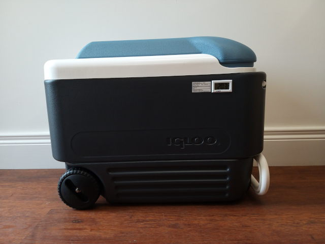 38 Litre cooler box with temperature display